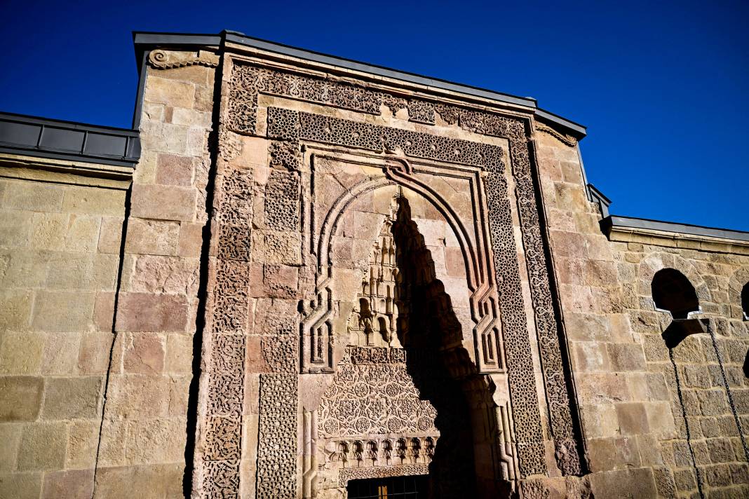 Divriği Ulu Camii'nin Taşları Konuşuyor! Kapılardaki Gizemli Gölgeler Hayran Bırakıyor 1