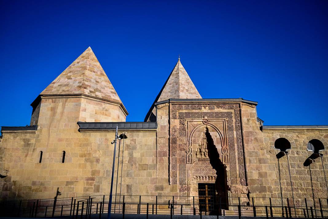 Divriği Ulu Camii'nin Taşları Konuşuyor! Kapılardaki Gizemli Gölgeler Hayran Bırakıyor 3
