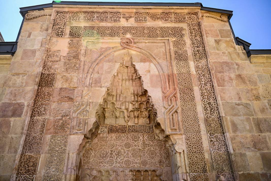 Divriği Ulu Camii'nin Taşları Konuşuyor! Kapılardaki Gizemli Gölgeler Hayran Bırakıyor 6