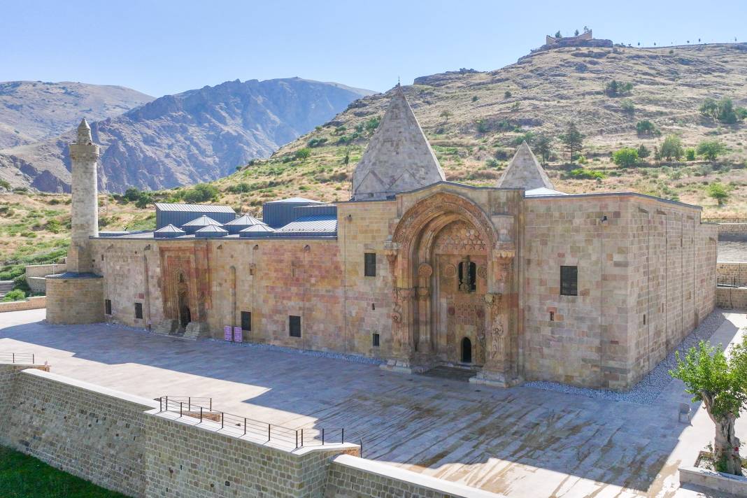 Divriği Ulu Camii'nin Taşları Konuşuyor! Kapılardaki Gizemli Gölgeler Hayran Bırakıyor 8