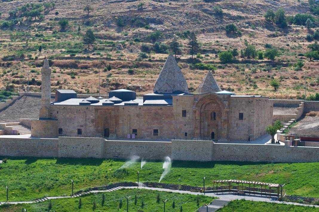 Divriği Ulu Camii'nin Taşları Konuşuyor! Kapılardaki Gizemli Gölgeler Hayran Bırakıyor 9
