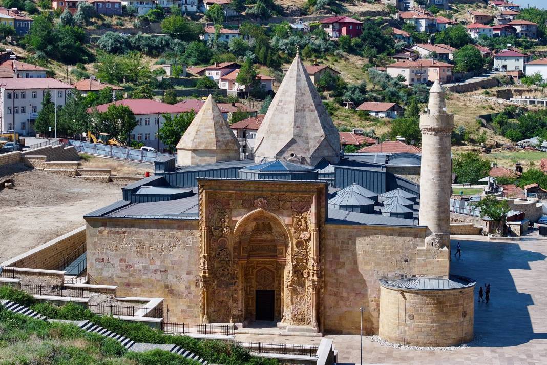 Divriği Ulu Camii'nin Taşları Konuşuyor! Kapılardaki Gizemli Gölgeler Hayran Bırakıyor 7