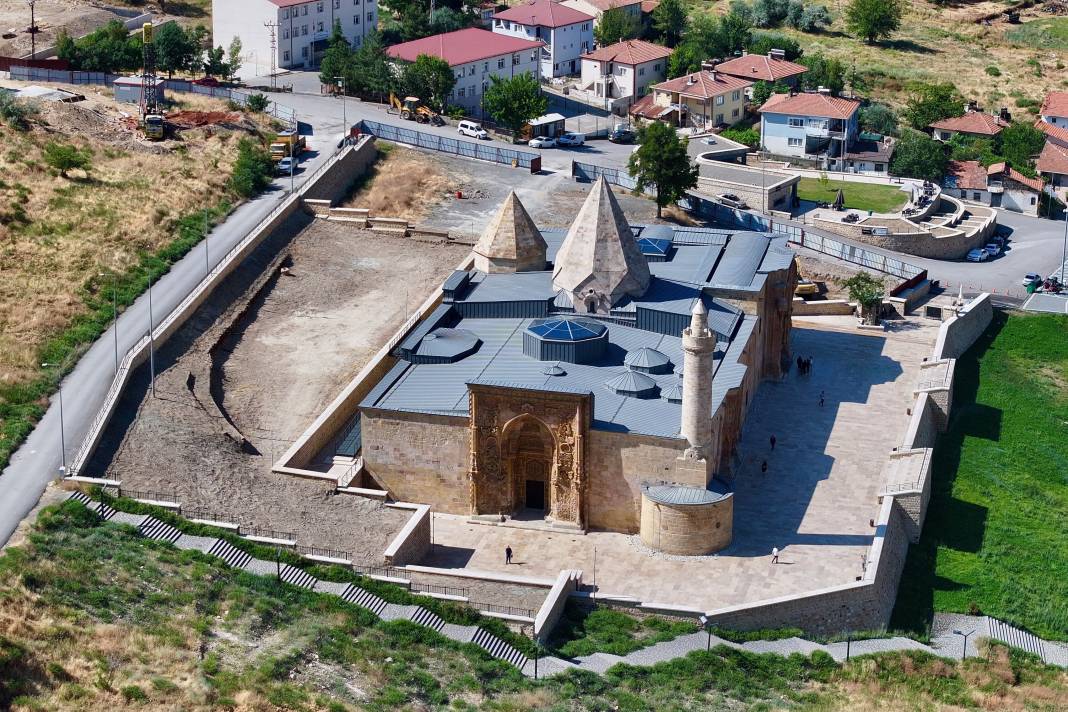 Divriği Ulu Camii'nin Taşları Konuşuyor! Kapılardaki Gizemli Gölgeler Hayran Bırakıyor 4