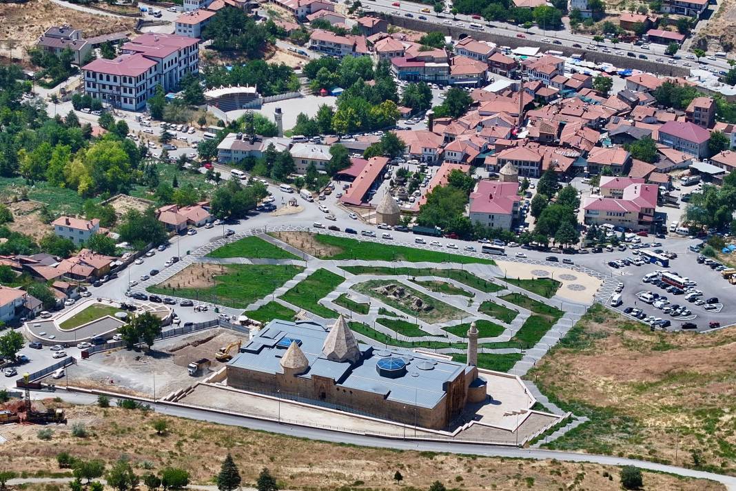 Divriği Ulu Camii'nin Taşları Konuşuyor! Kapılardaki Gizemli Gölgeler Hayran Bırakıyor 5