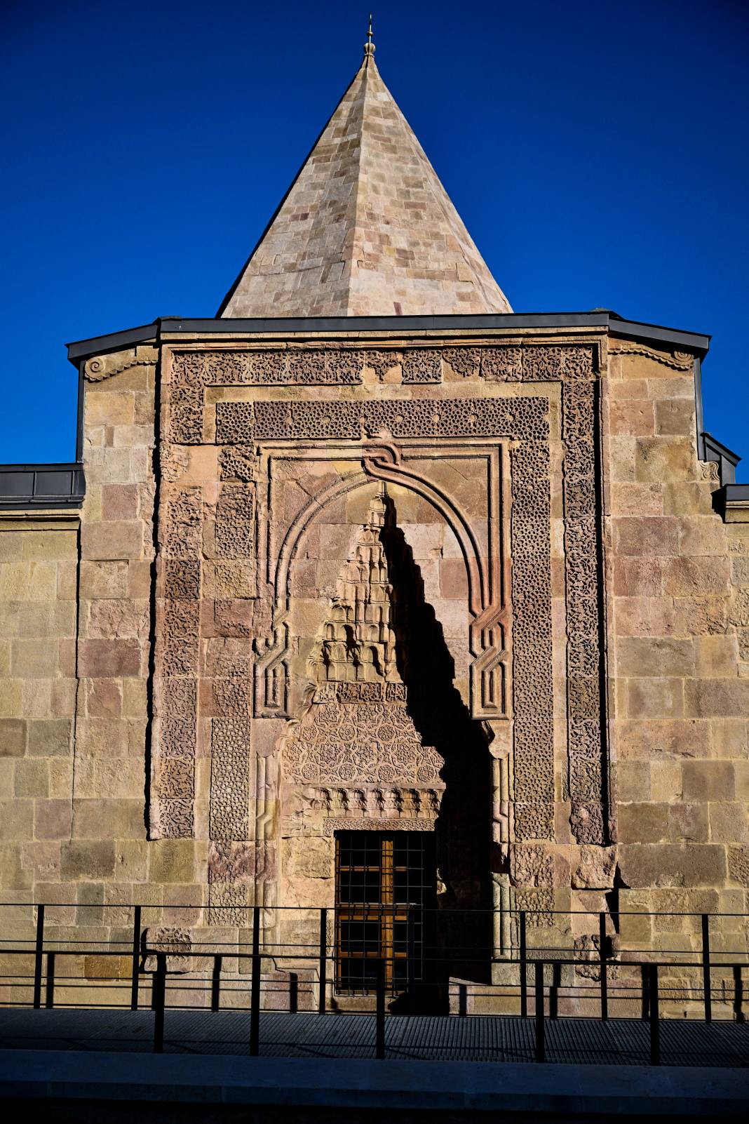 Divriği Ulu Camii'nin Taşları Konuşuyor! Kapılardaki Gizemli Gölgeler Hayran Bırakıyor 2