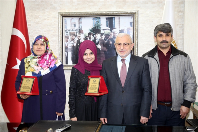 ANNE-KIZ AYNI SIRAYI PAYLAŞTI