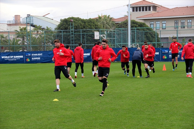 KAMP NEŞELİ GEÇİYOR