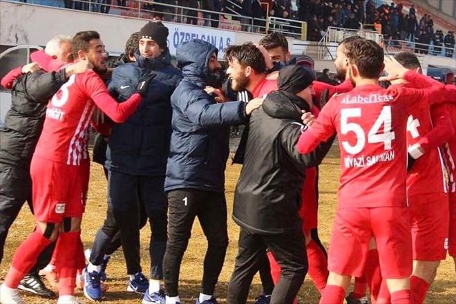 BELEDİYE AHMET VE TOLGA İLE GÜLDÜ: 2-0