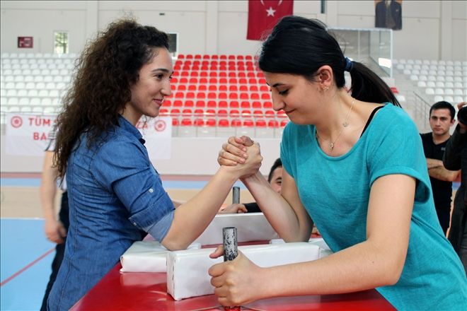 ÖĞRENCİLERDEN BİLEK GÜREŞİ