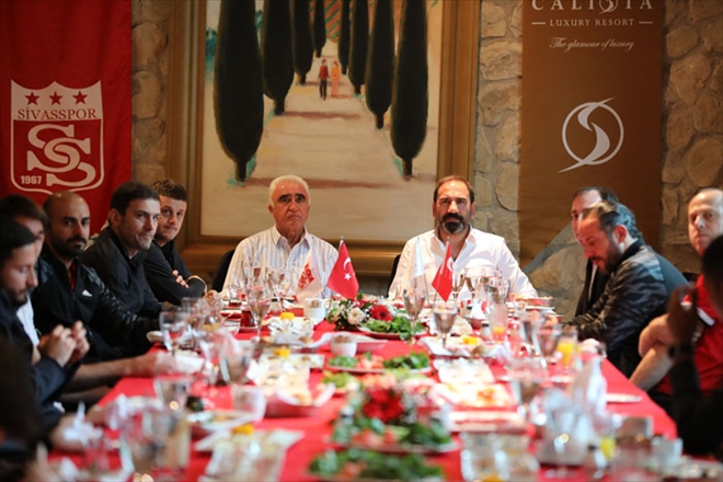 TAKIMA MORAL VERDİLER