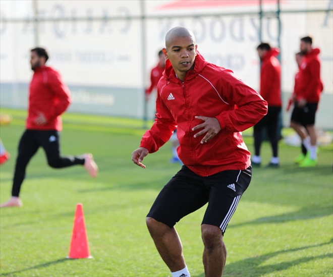 BRAZ, SAÇLARINI KAZITTI