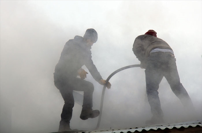 HAFİK´TE KORKUTAN YANGIN