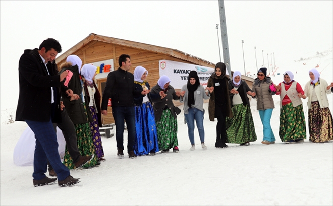 GELİN-DAMAT KAR ÜSTÜNDE HALAY ÇEKTİ