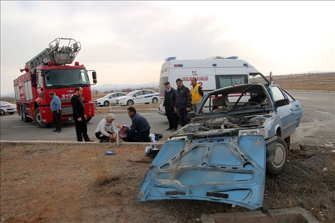 İKİ OTOMOBİL ÇARPIŞTI : 1 ÖLÜ, 7 YARALI