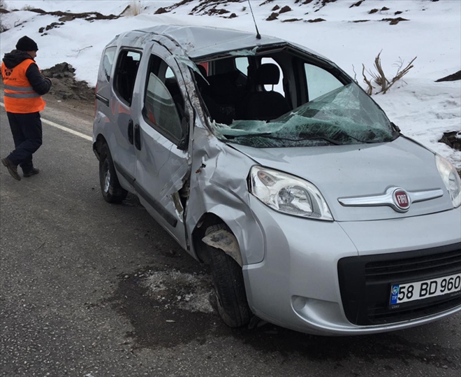 TİCARİ ARAÇ DEVRİLDİ; 2 ÖLÜ - 2 YARALI