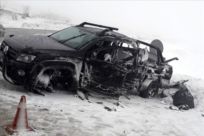 KAMYONETLE ÇEKİCİ ÇARPIŞTI: 1 ÖLÜ, 3 YARALI