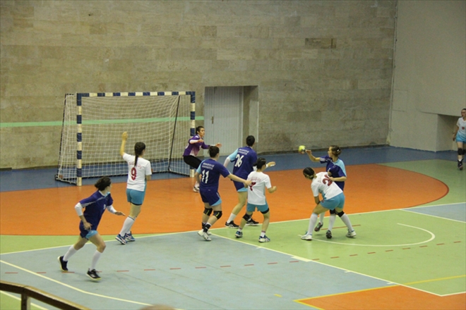 BAYANLAR GALİBİYETLE DÖNDÜ