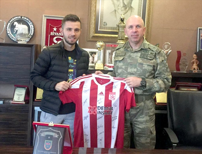 KOMUTANA FORMA HEDİYE EDİLDİ