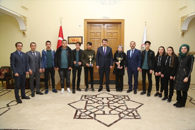 VALİ, BADMİNTON TAKIMINI TEBRİK ETTİ