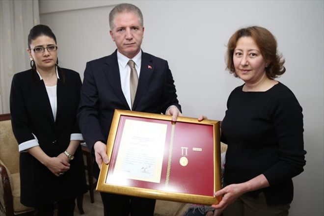 ŞEHİT PİLOTUN EŞİNE DEVLET ÖVÜNÇ MADALYASI