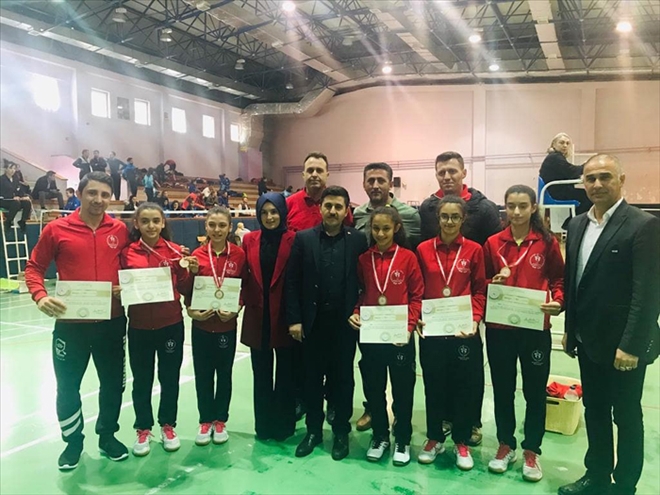 BADMİNTONCULAR GRUP İKİNCİSİ OLDU