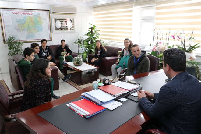 ŞAMPİYON TAKIM MÜDÜRÜN MAKAMINDA