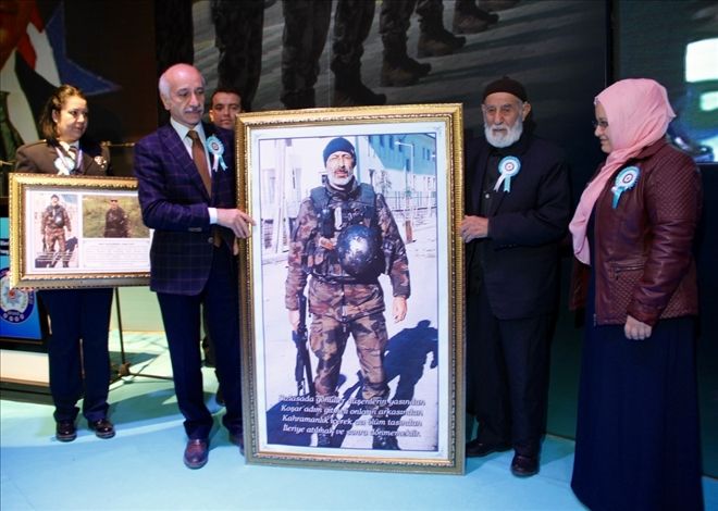 ŞEHİTLERİ ANMA PROGRAMINDA DUYGULU ANLAR