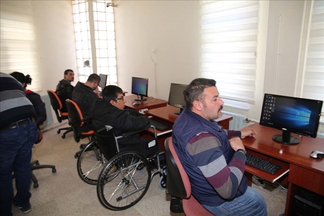 GÖRME ENGELLİLERE ?F KLAVYE´ EĞİTİMİ