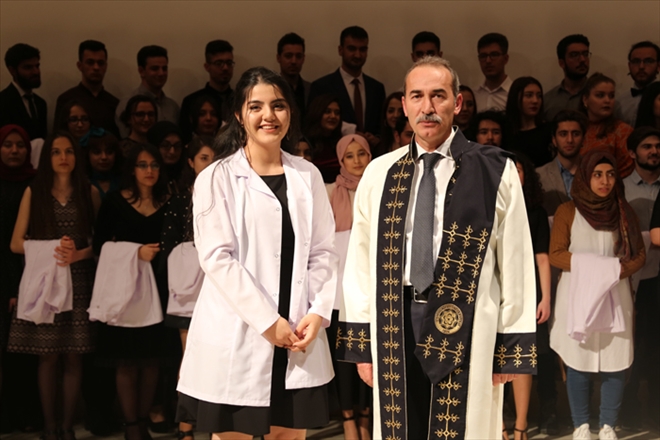 DOKTOR ADAYLARI BEYAZ ÖNLÜK GİYDİ