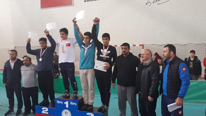 GÜREŞÇİLER MADALYALARI TOPLADI