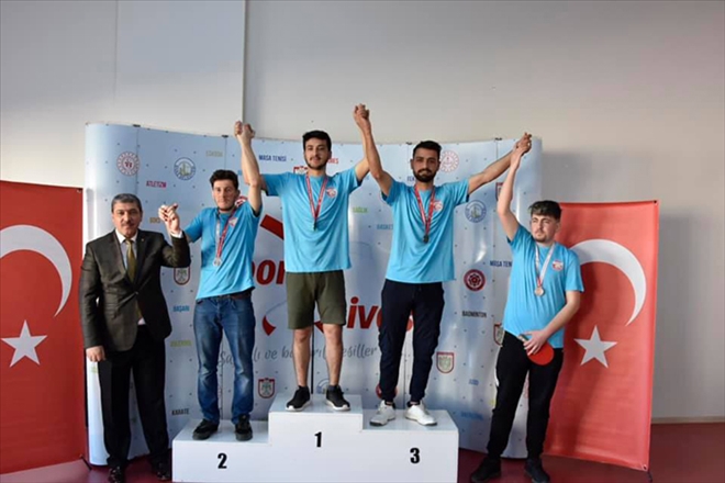 MADALYALARI MÜDÜR TAKDİM ETTİ