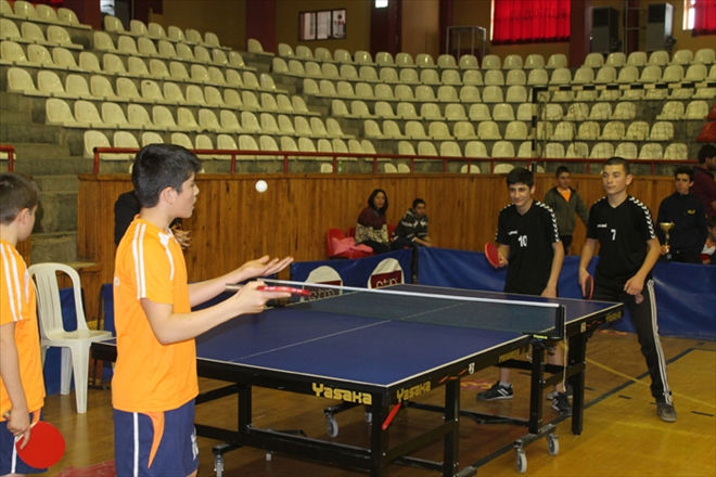 KÜÇÜKLER MASA TENİSİ SÜRÜYOR