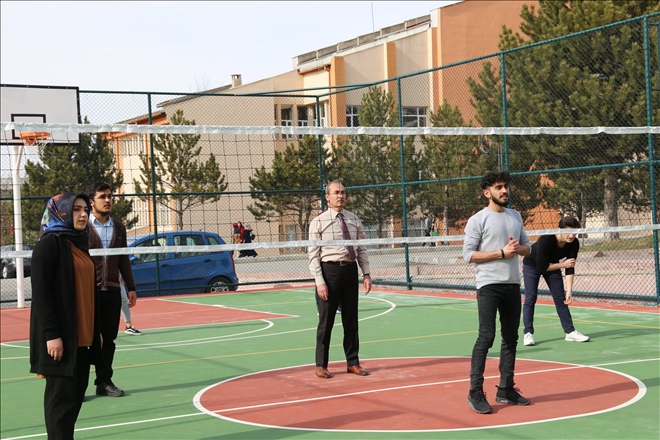 ÖĞRENCİLERLE VOLEYBOL MAÇI YAPTI