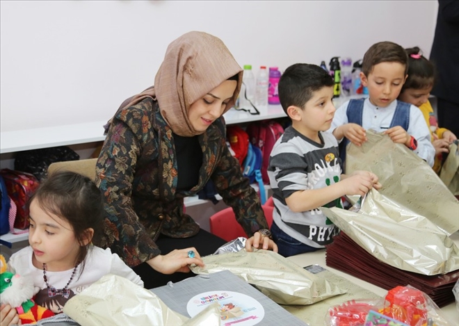 OYUNCAKLARINI PAYLAŞTILAR