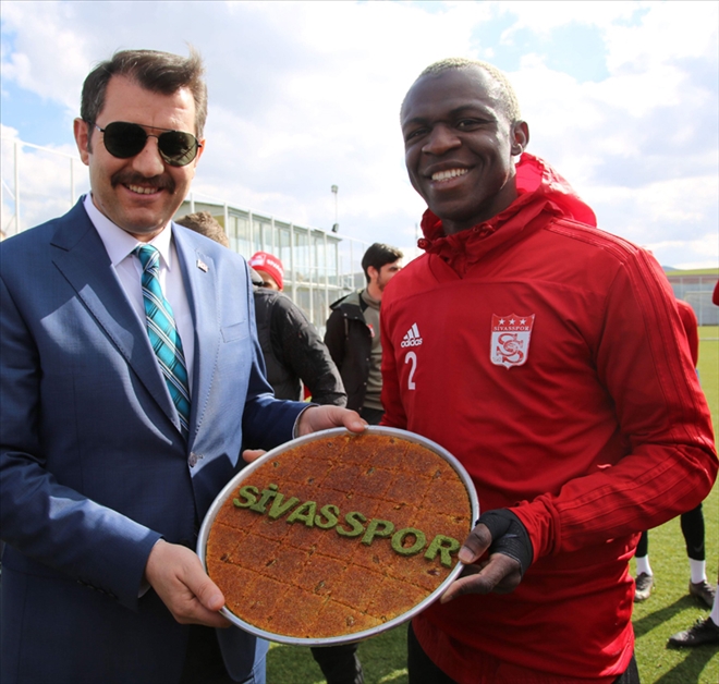 VALİ, TAKIMA MORAL VERDİ