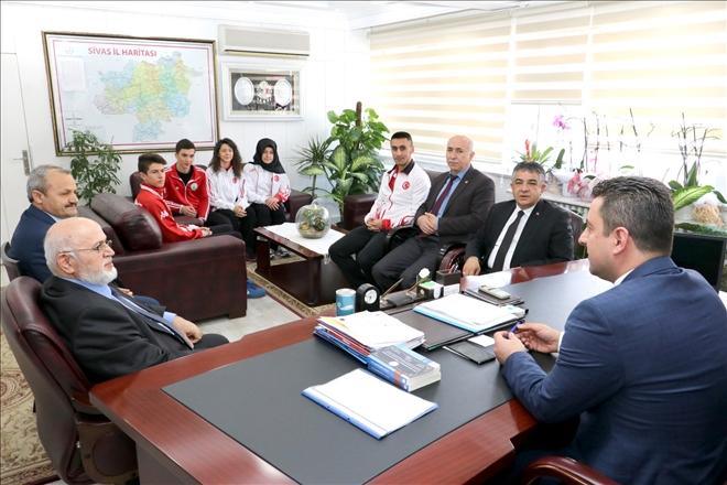 SAVAŞÇI, KARATECİLERİ TEBRİK ETTİ