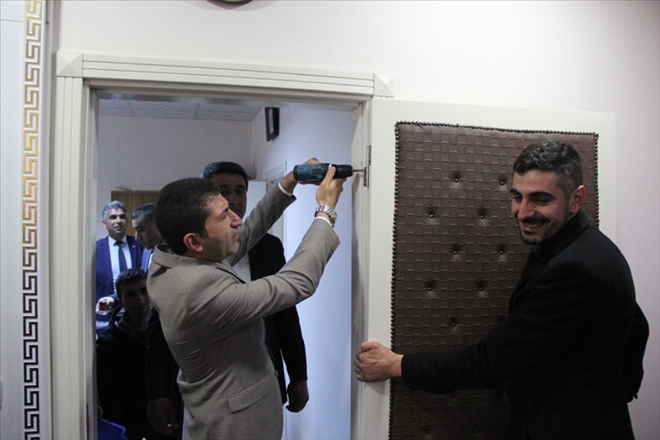 MAKAM ODASININ KAPISINI SÖKTÜ