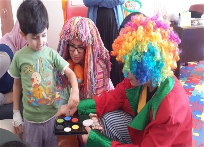 MİNİK HASTALARA PALYAÇOLU SÜRPRİZ