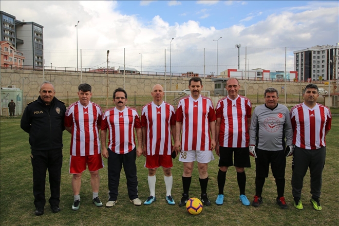 POLİSLER İL PROTOKOLÜ DOSTLUK MAÇI YAPTI