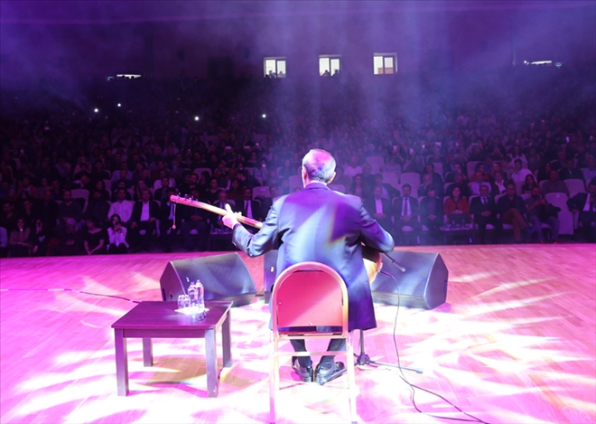 DİNLEYİCİLERİ BÜYÜLEDİ