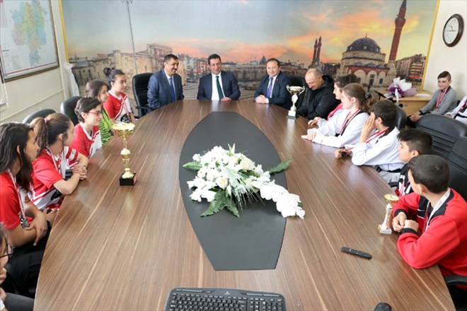 SAVAŞÇI, SPORCULARI TEBRİK ETTİ