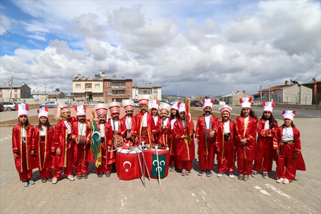 İLKOKUL ÖĞRENCLİRİ MEHTER TAKIMI KURDU