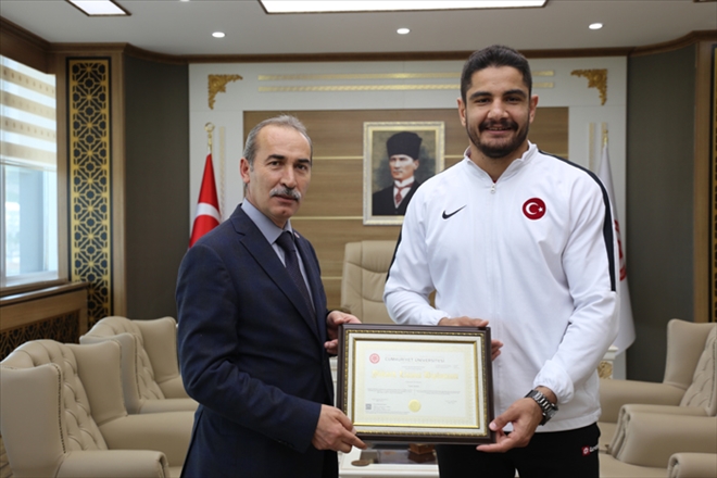 ŞAMPİYON GÜREŞÇİ DİPLOMASINI ALDI - video