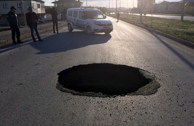 YOLDA 5 METRE DERİNLİĞİNDE ÇUKUR OLUŞTU