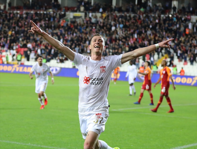 HAKAN GOL SAYISINI 3 YAPTI