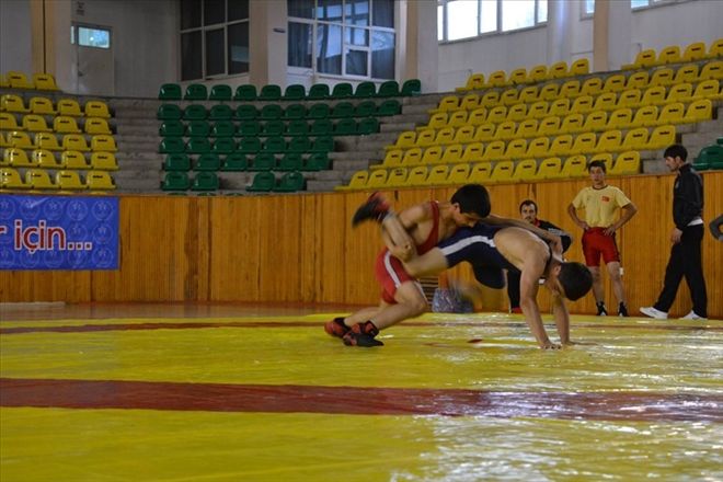 GÜREŞ´TE 1. TUR TAMAMLANDI