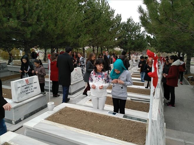 ÖĞRENCİLER ŞEHİTLER MÜZESİNDE DUYGULANDI