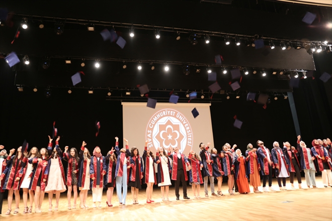 EĞİTİM FAKÜLTESİNDE MEZUNİYET HEYECANI - video