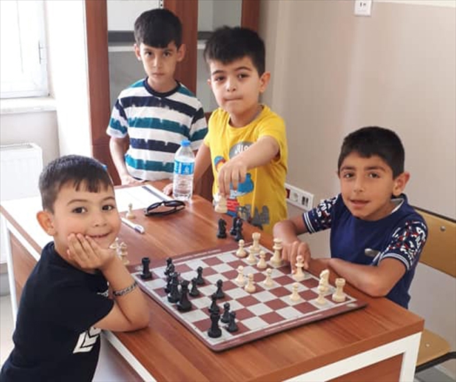 MİNİKLER SATRANÇ ÖĞRENİYOR