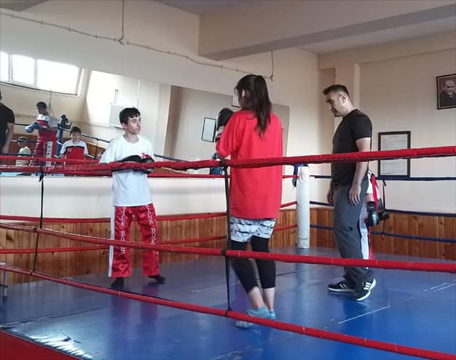 PERFORMANSLARI GÖZ DOLDURDU